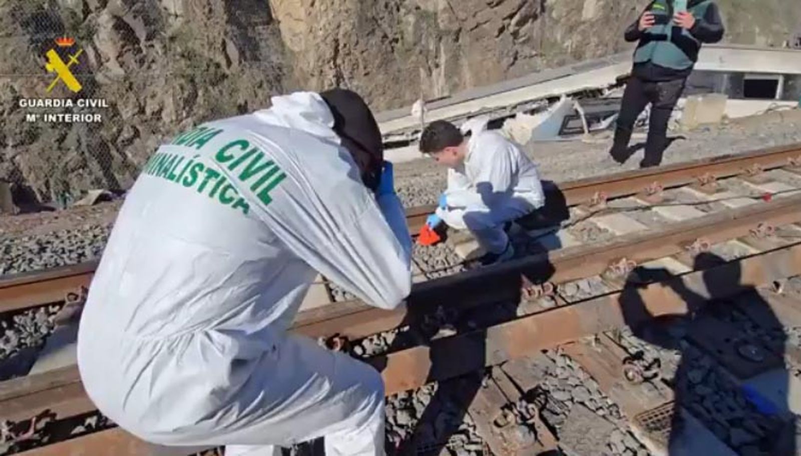 Criminalística fotografía las vías del tren en Adamuz