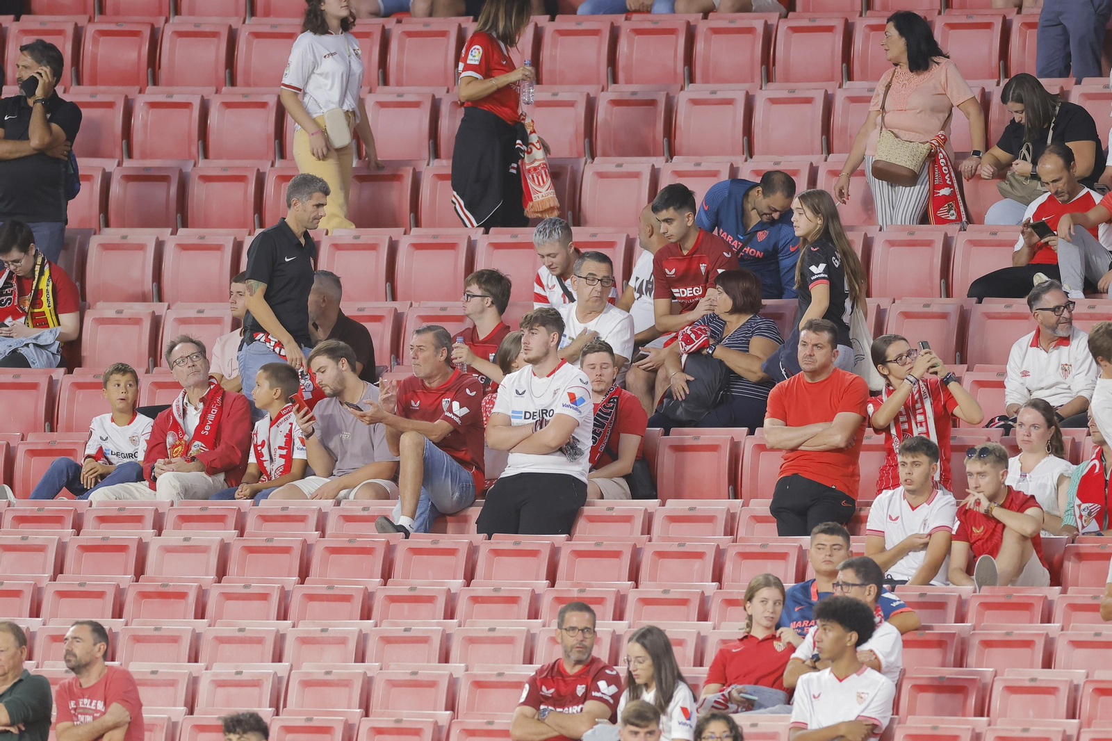 Búscate en las fotos del Sevilla-Lens