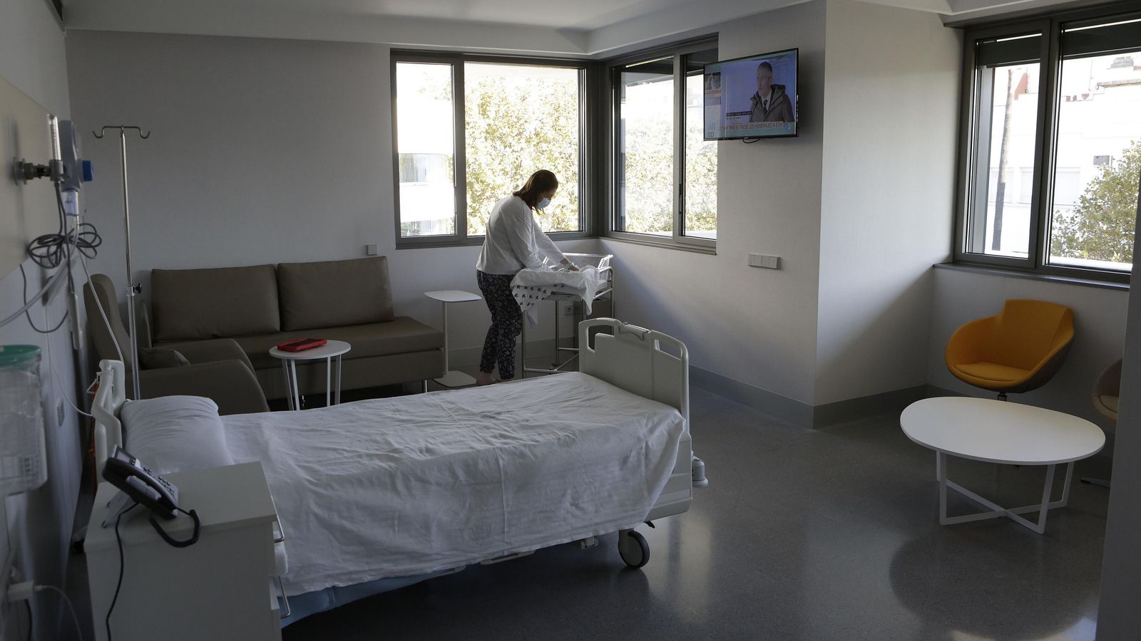 Una de las amplias habitaciones de hospitalización en el centro.