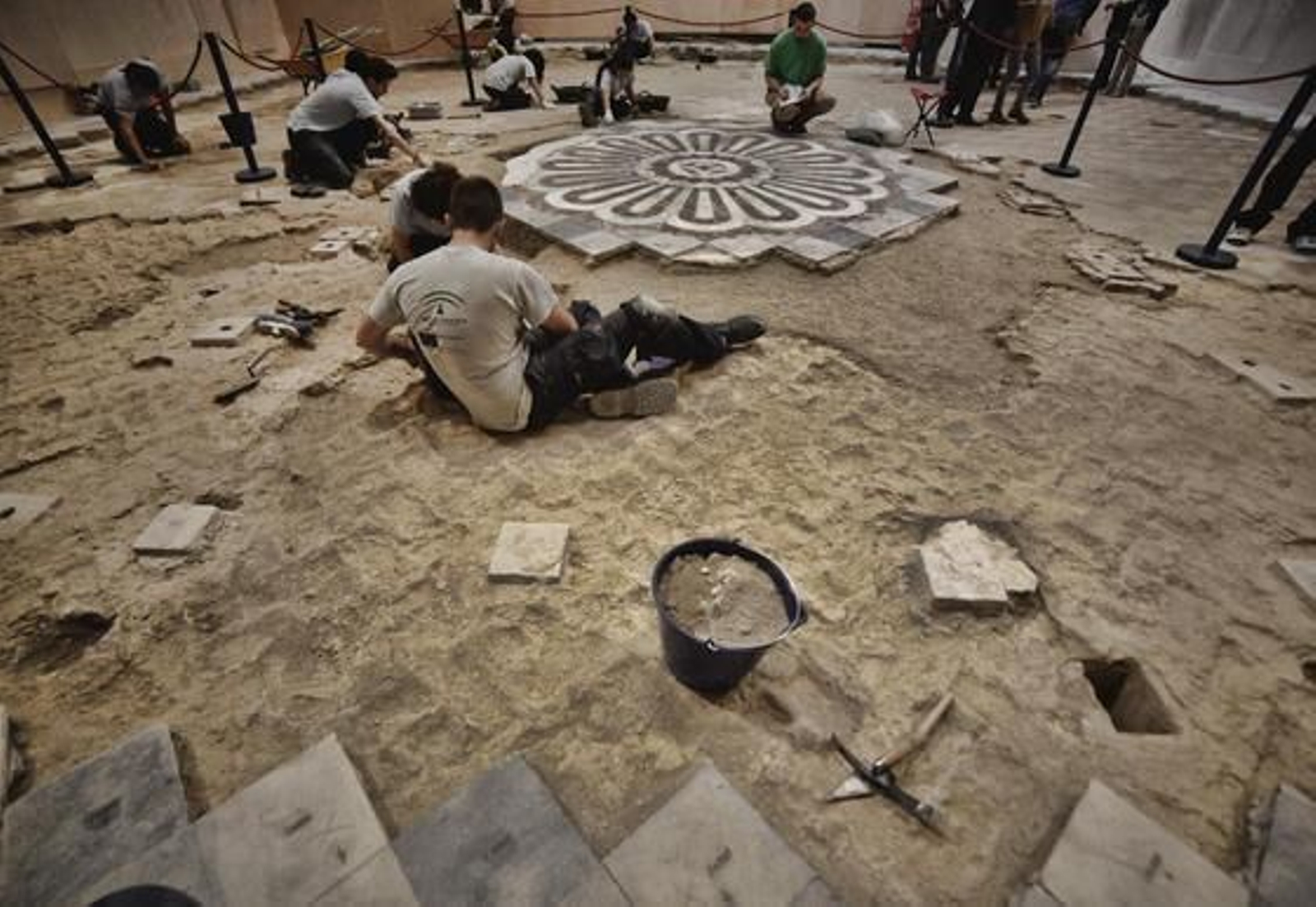 Los trabajos de restauración en la solería de la Capilla Real de la Catedral destapan una estructura central que podría ser la última tumba del rey Fernando antes de ser canonizado. 

Foto: Antonio Pizarro