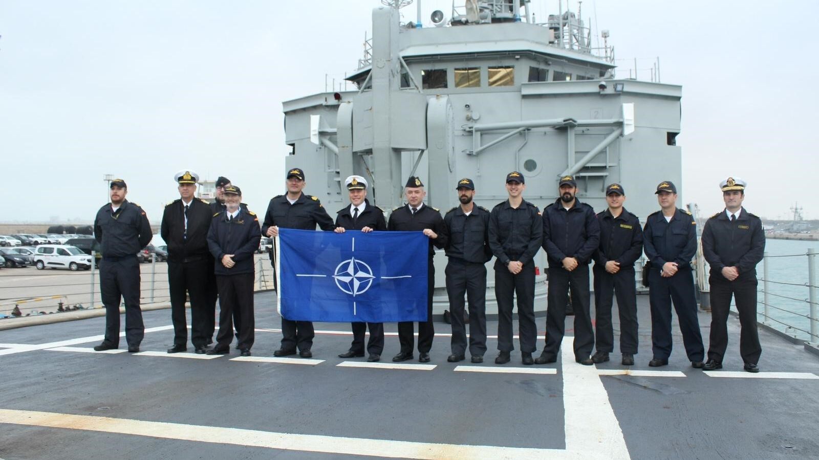 Oficiales de la fragata y personal de MARCOM.