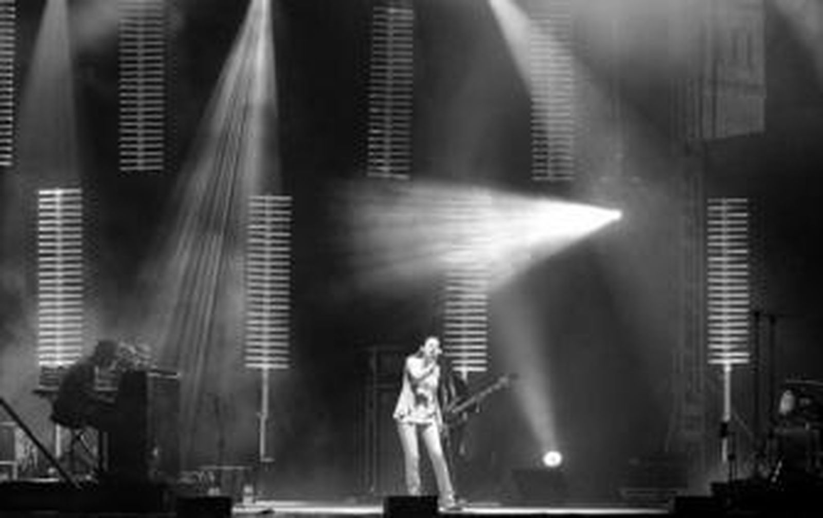 Luces siderales en el Alcázar de Jerez durante la actuación de Marlango, la banda de Leonor Watling.