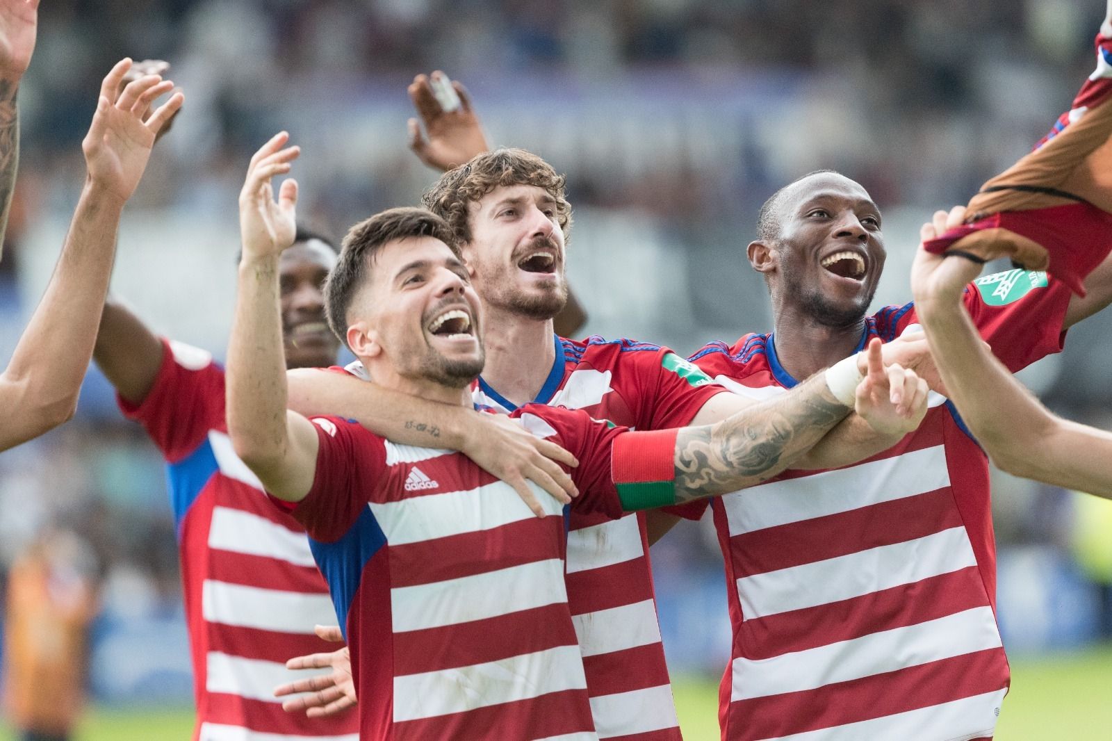 Martín Solar, Carlos Pérez y Philip Osei, en la celebración sobre el Suárez Puerta.