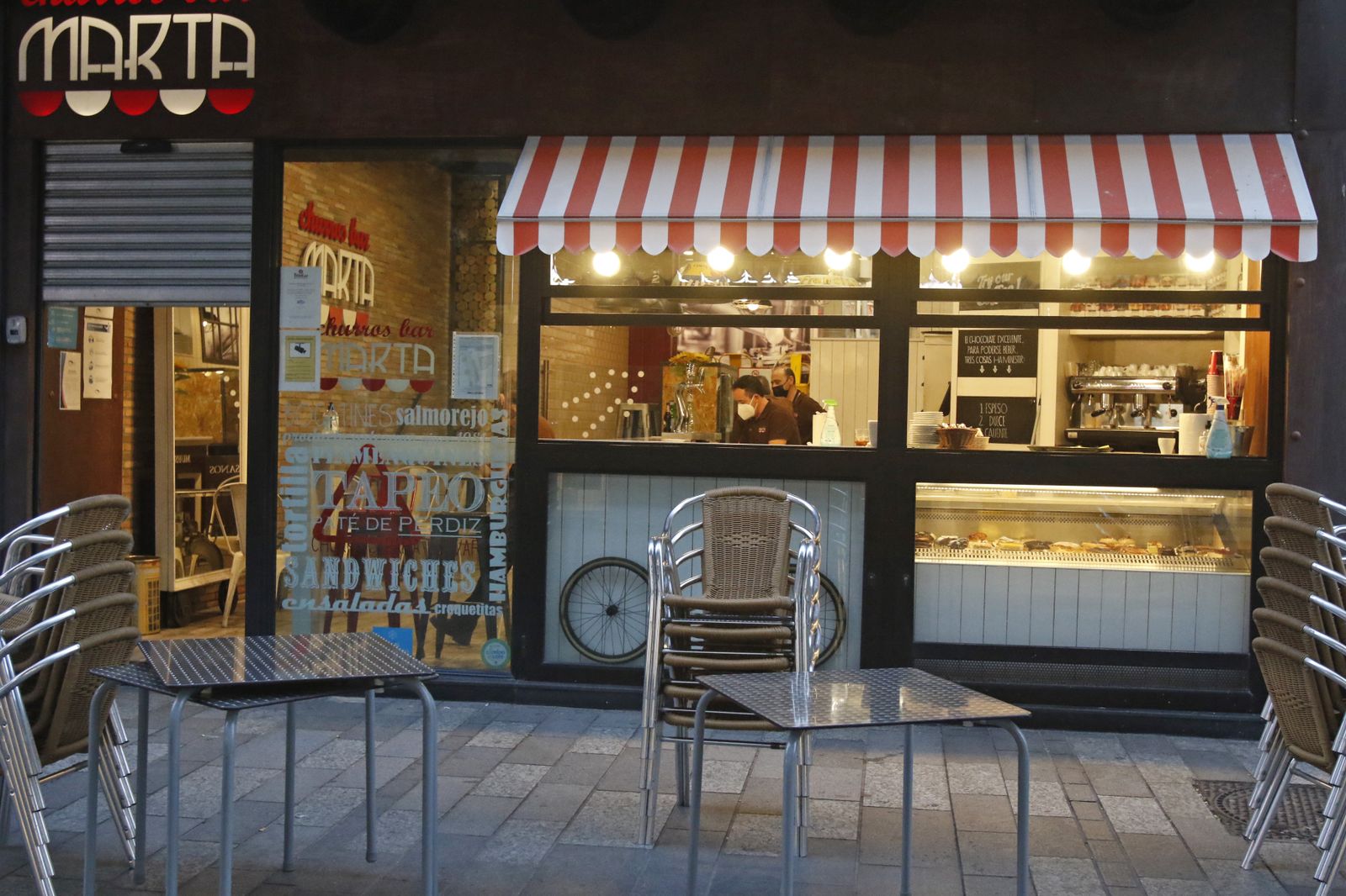 La primera tarde de cierre de bares y comercio en Córdoba, en fotografías