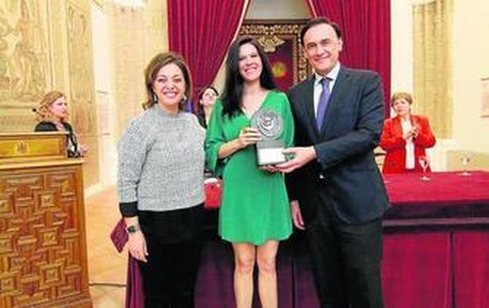 Mónica García Prieto recoge el premio de manos de la alcaldesa y el rector de la UCO.