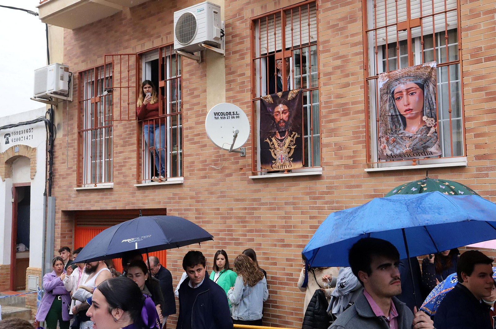 Imágenes de la procesión del Cautivo  bajo la lluvia en Huelva
