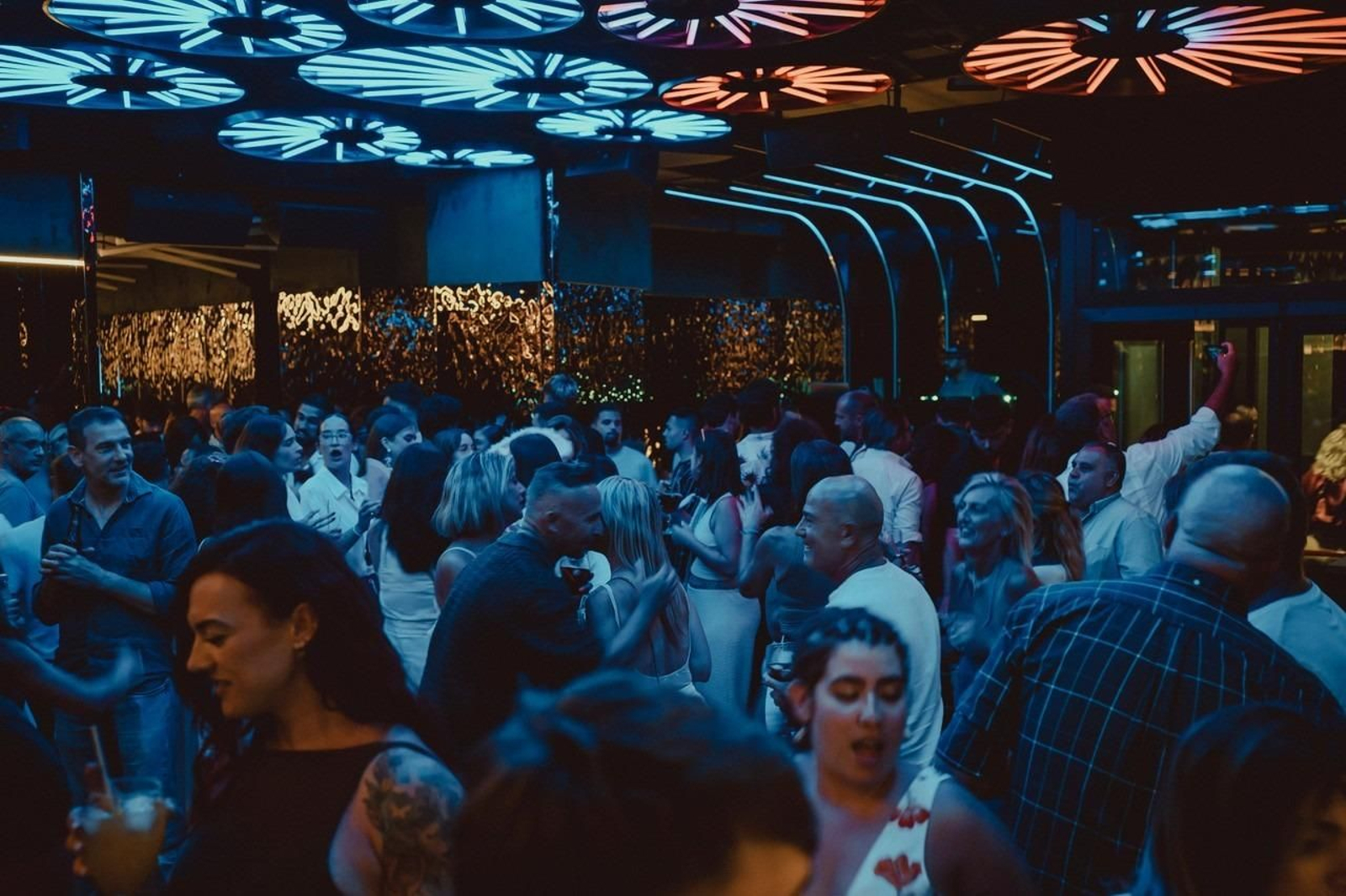 Ambiente en el interior de Essenzia Day & Night Club.