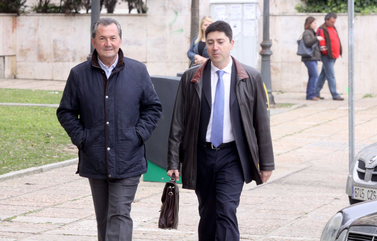 Gonzalo Rodríguez Nevado, junto a su abogado, se dirige al Palacio de Justicia para declarar en marzo de 2016.