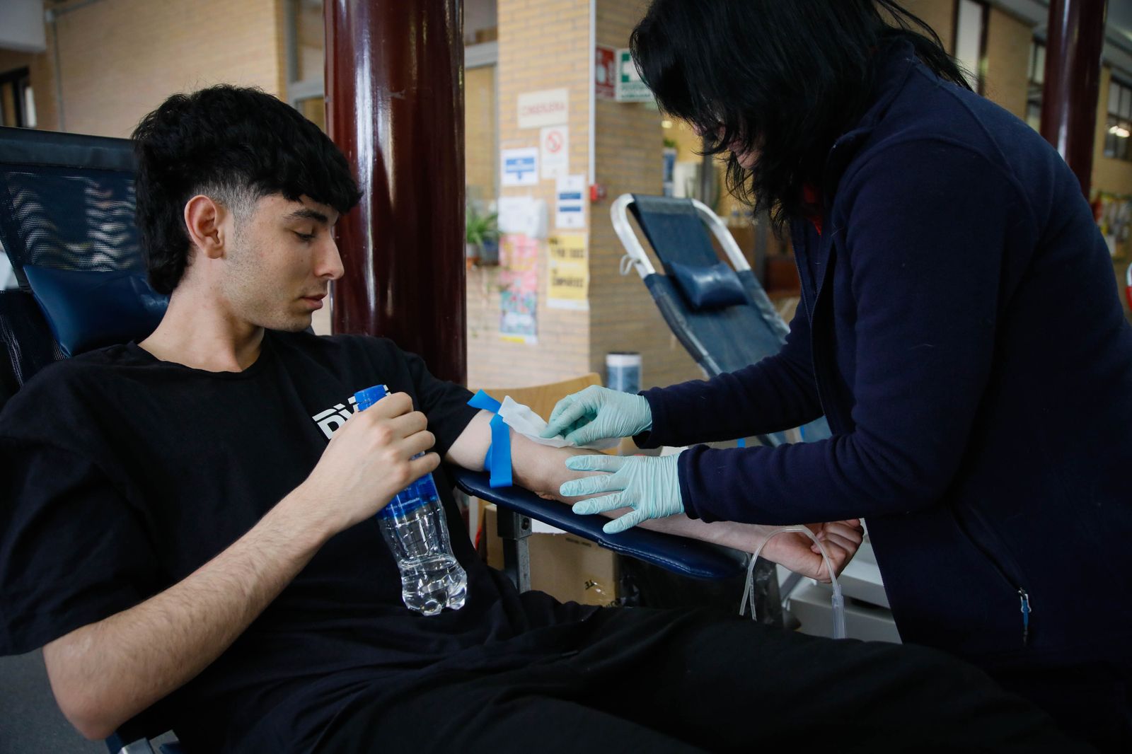 Juan de la Cruz Belmonte y Aref Laarej en la colecta de sangre de la UAL