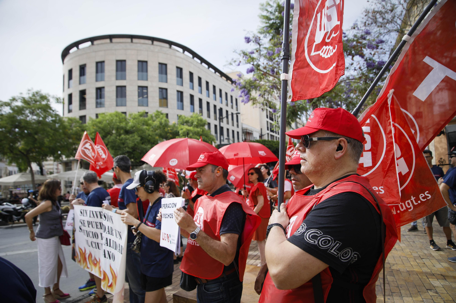 Manifestación de los bomberos quemados de Almería, en imágenes