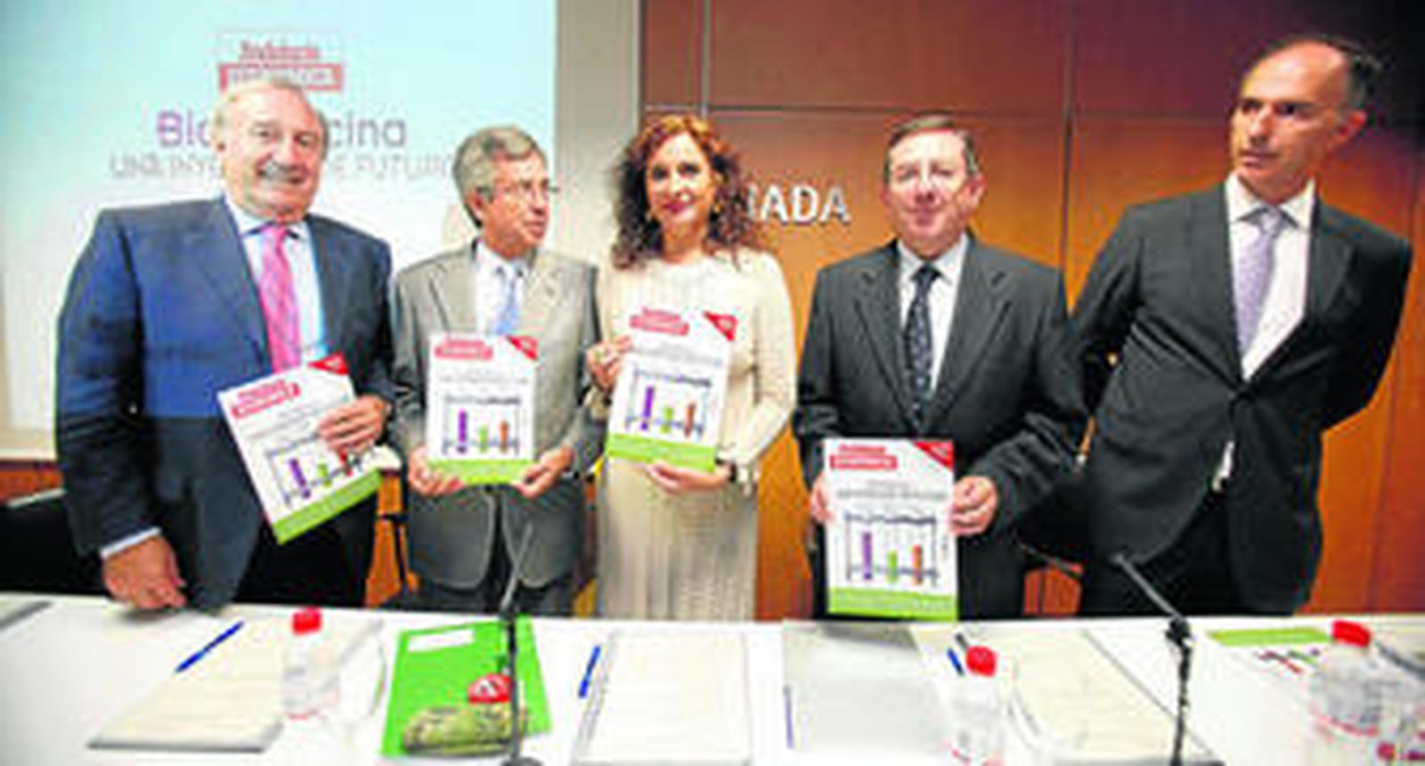 María Jesús Montero visitó ayer Granada para presentar el nuevo número de la revista 'Andalucía Económica'.