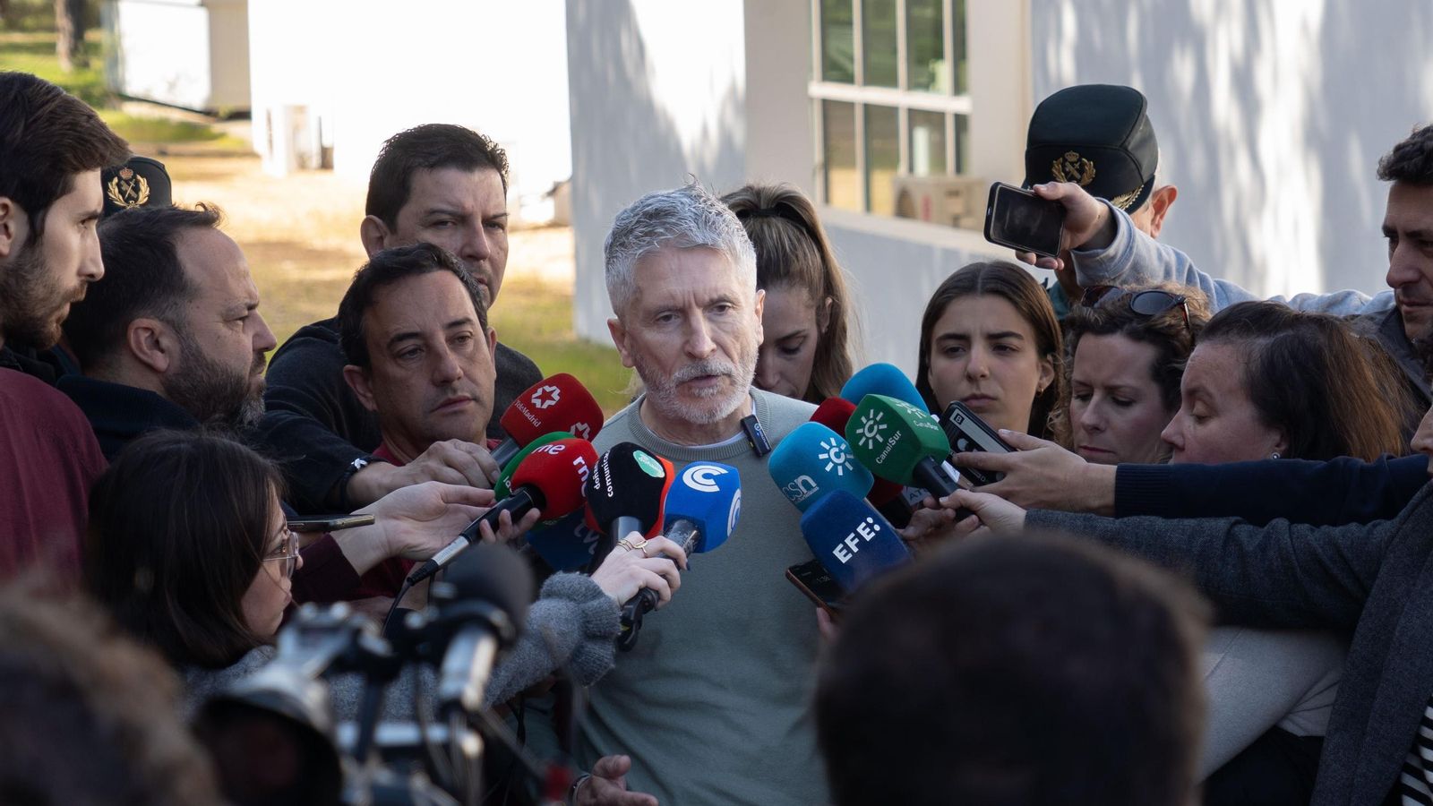 Fernando Grande-Marlaska atiende a los medios de comunicación.