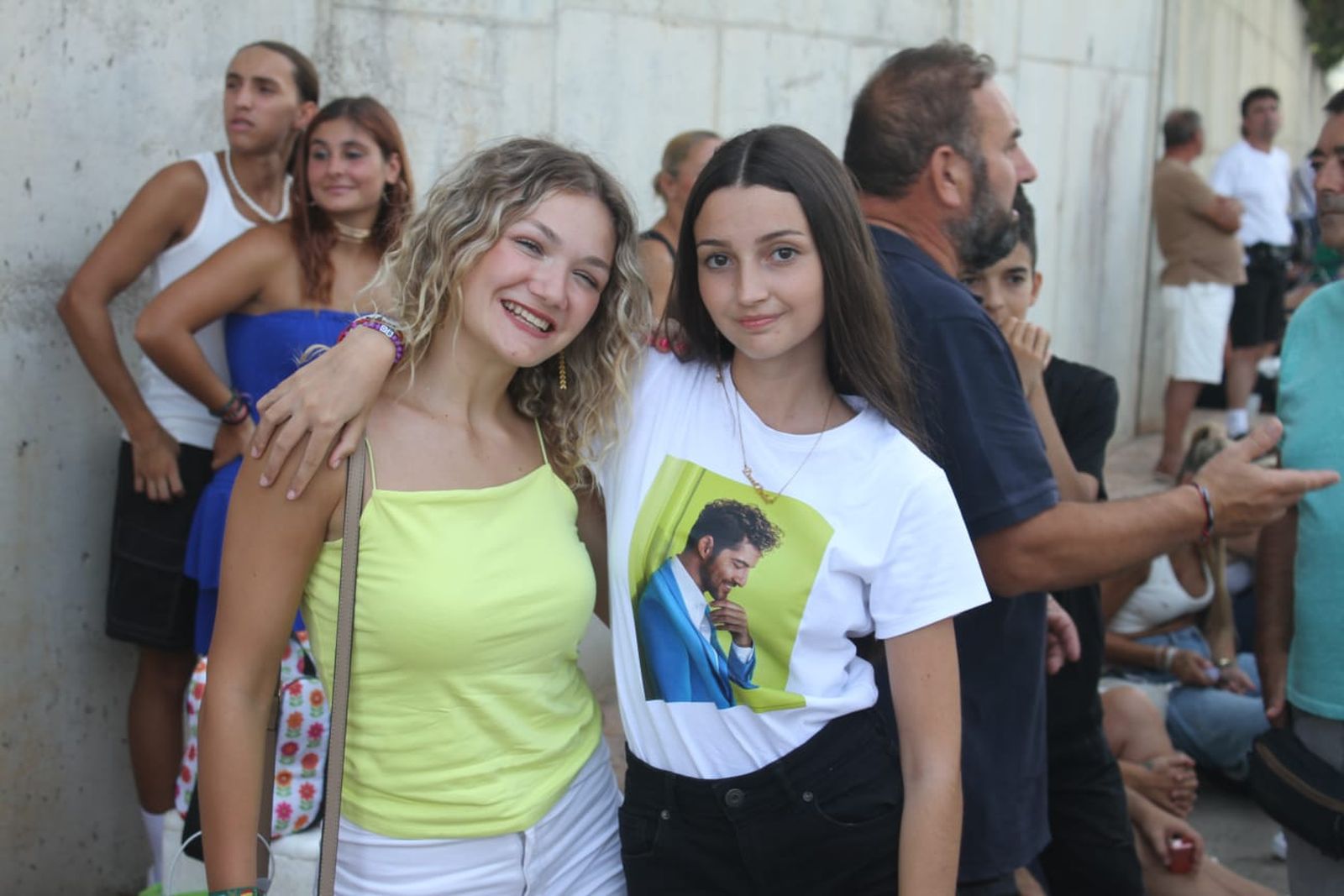 Búscate en el concierto solidario al que acudieron 10.000 personas en Ubrique