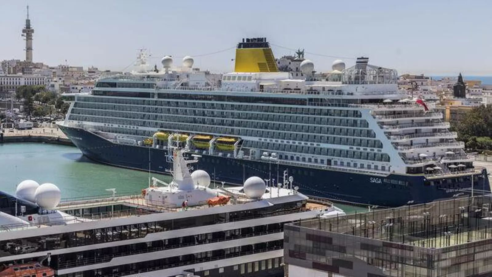Concentración de cinco cruceros vivida en el puerto de Cádiz en abril de 2023
