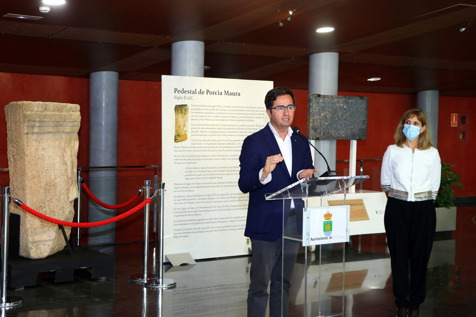 Francisco Góngora y Julia Ibáñez, junto al pedestal.