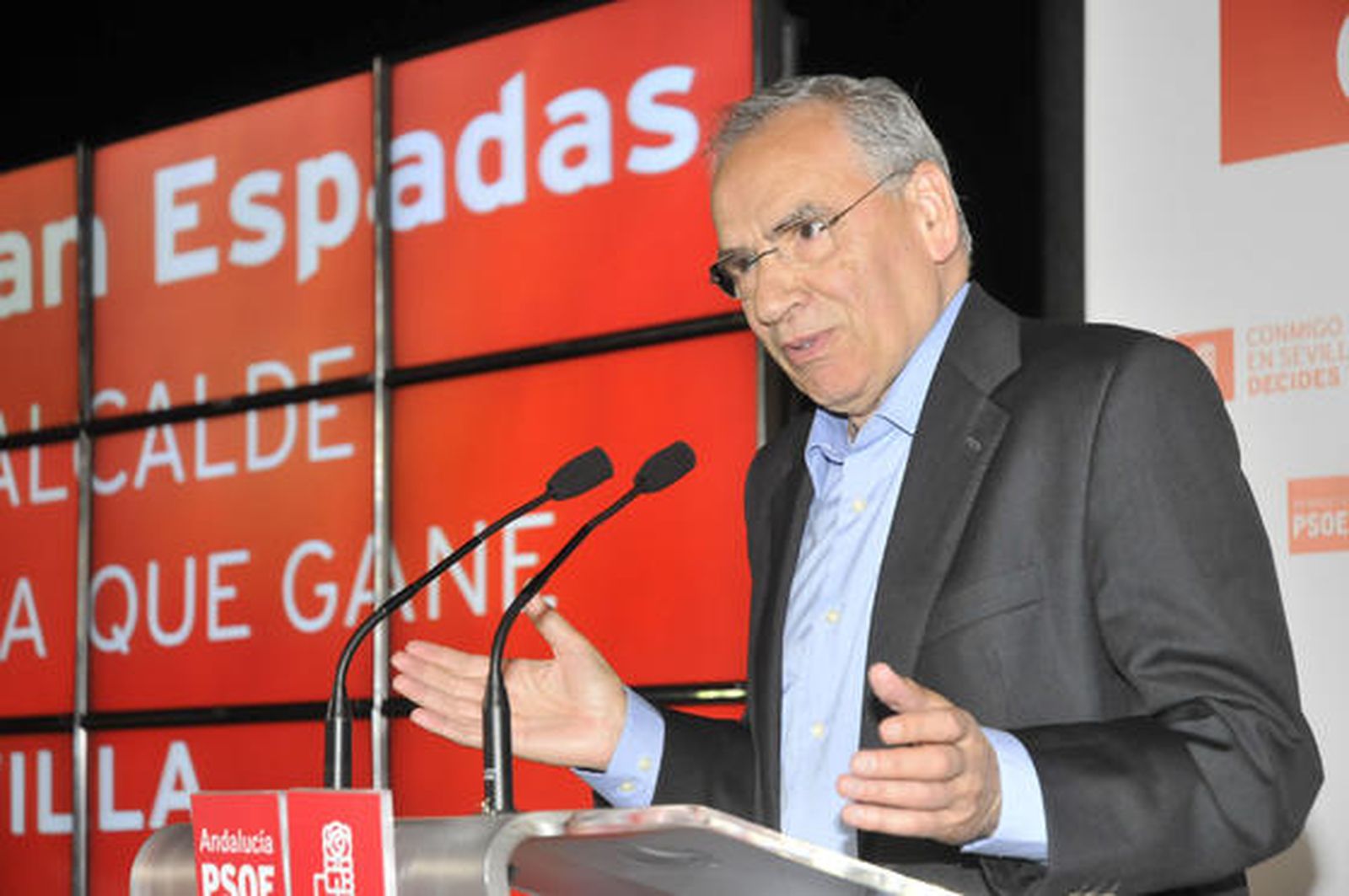 Alfonso Guerra, que cierra la lista del PSOE, estuvo presente y fue clave en la presentación de Espadas.

Foto: Juan Carlos Vázquez