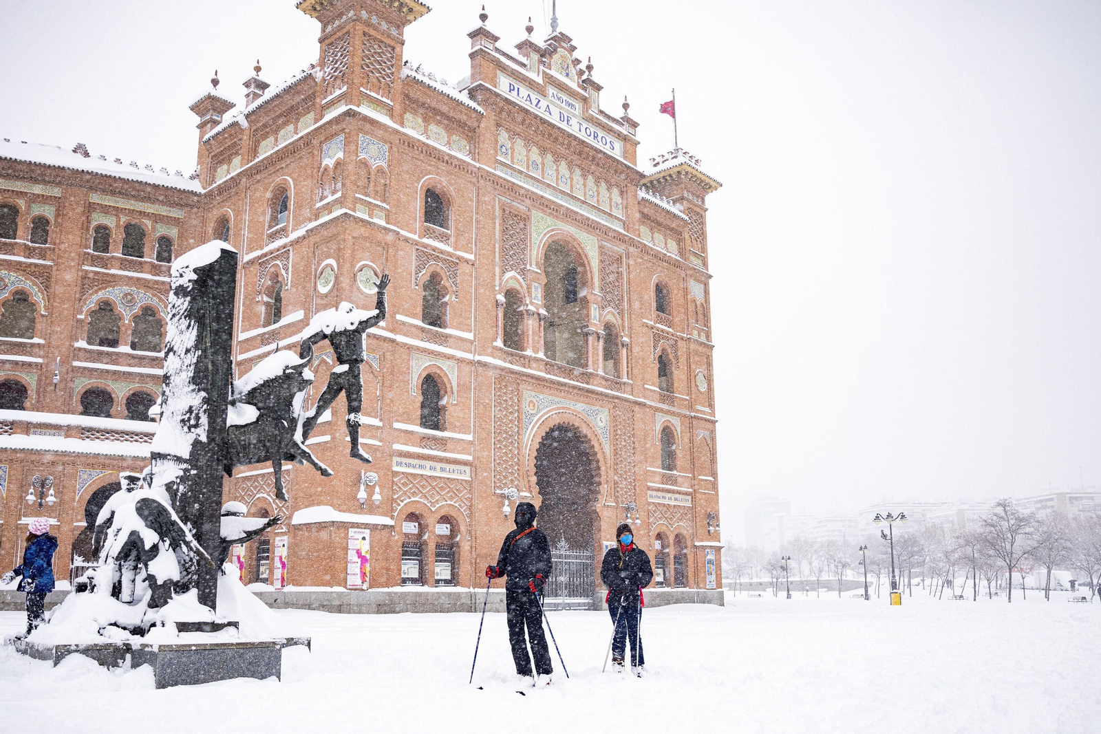 El segundo día del temporal 'Filomena' en imágenes: más nieve y caos
