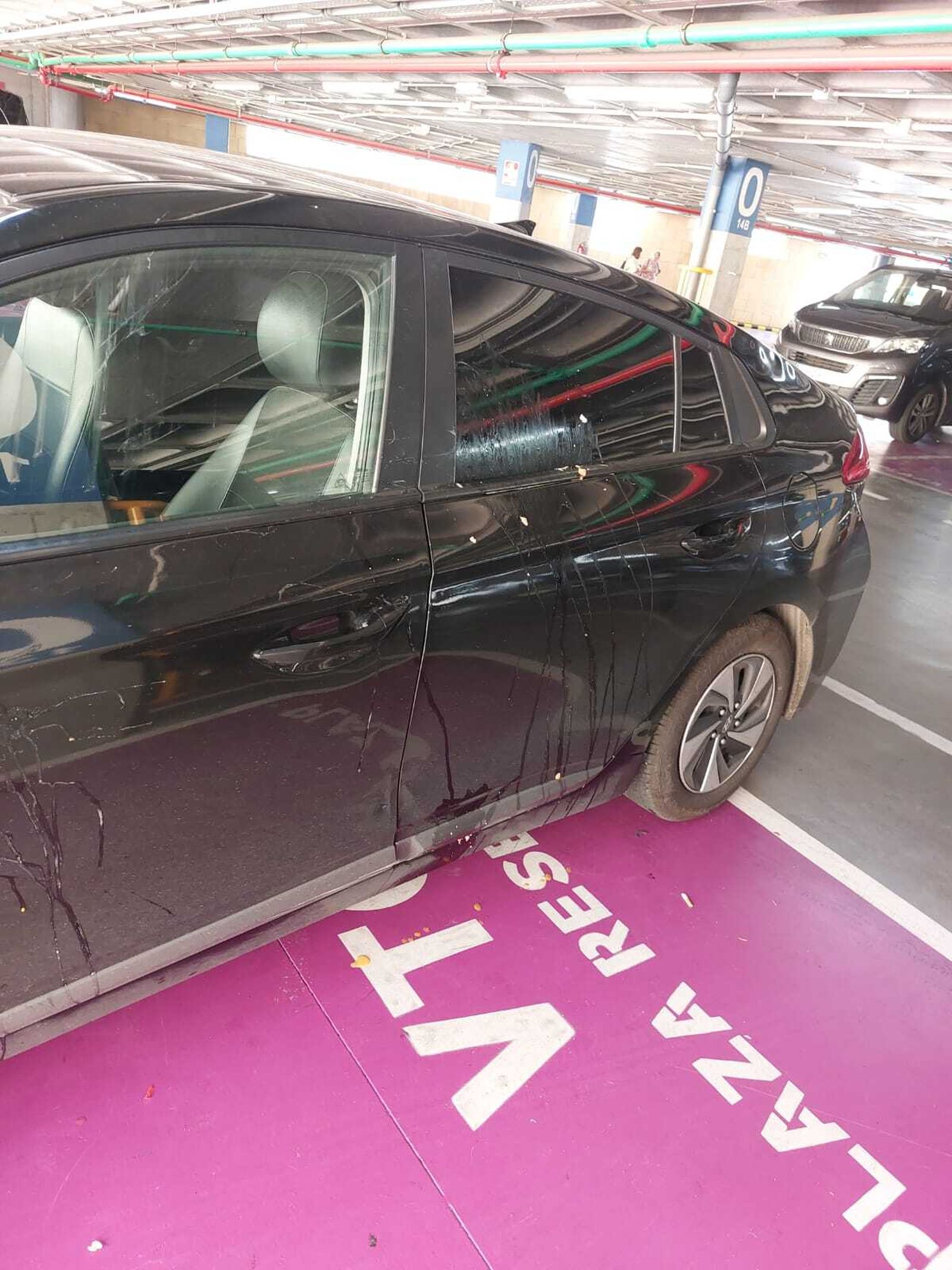 El coche atacado en el aparcamiento reservado a VTC de Santa Justa.