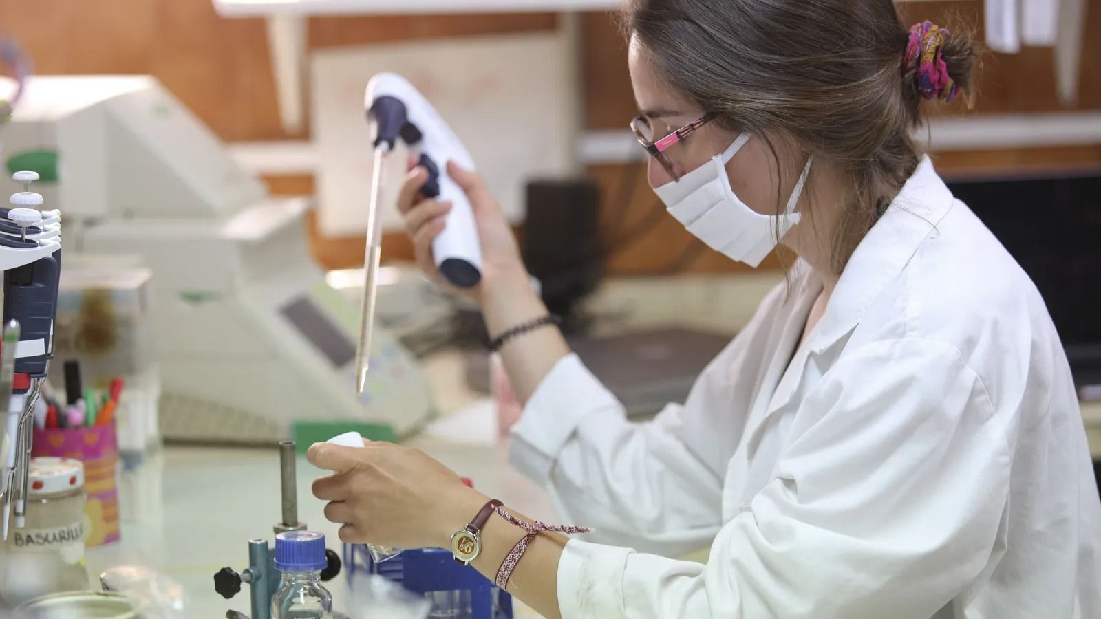 Una investigadora en uno de los laboratorios de la Facultad de Ciencias de la Universidad de Málaga.