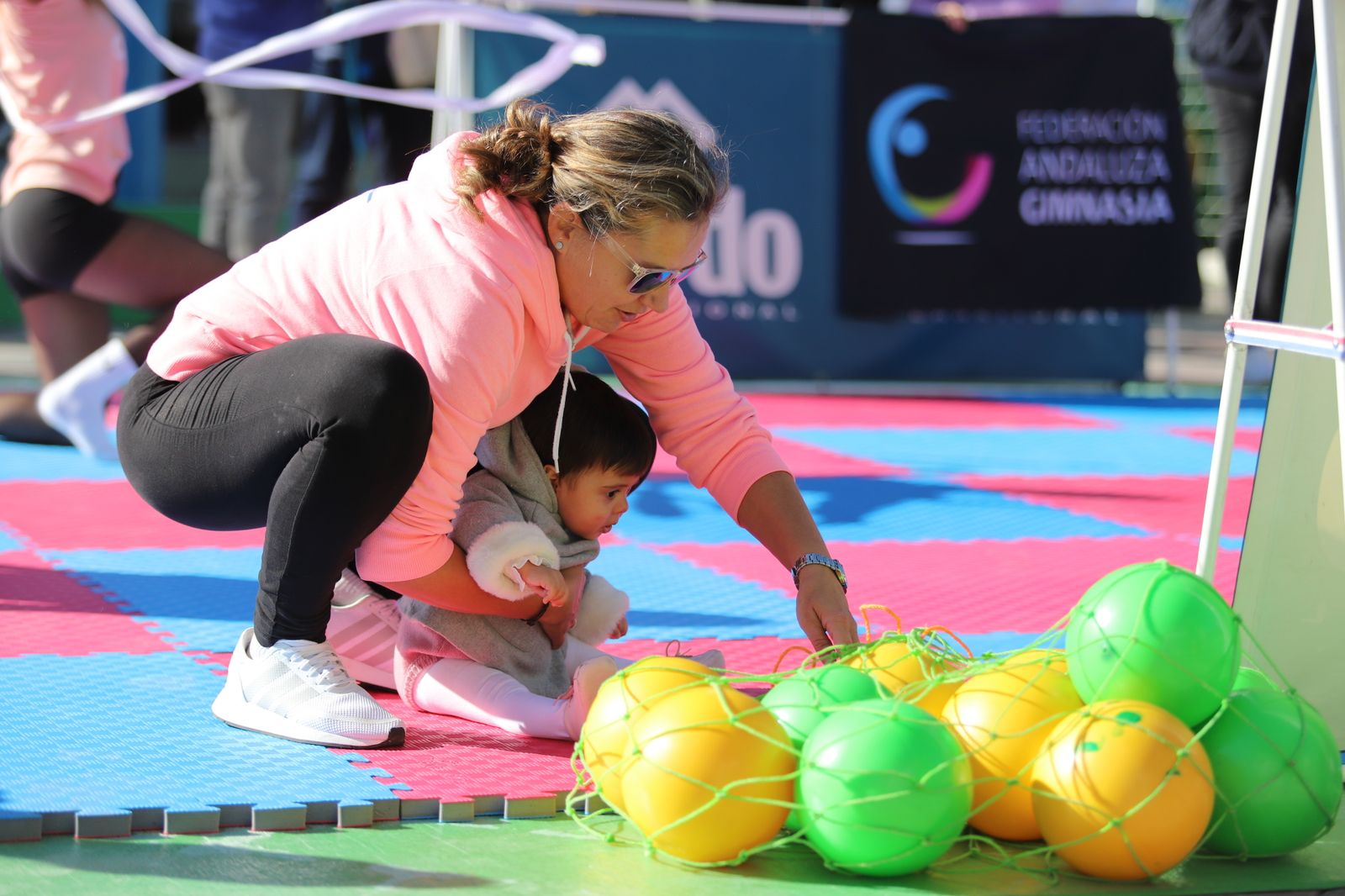 Imágenes  del Tour Universo Mujer  en la Plaza de  Las Monjas de Huelva