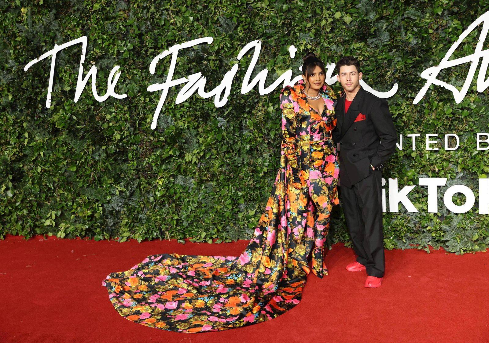 Priyanka Chopra Jonas, vestida de Richard Quinn, y Nick Jonas, de Maison Margiela.