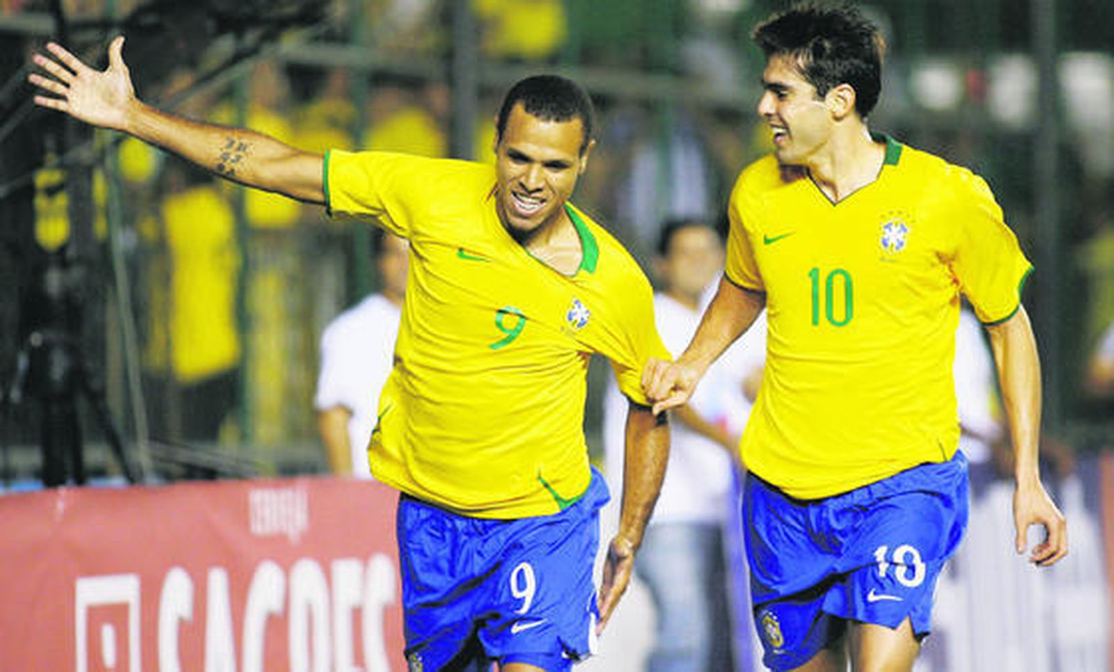 Kaka felicita a Luis Fabiano.