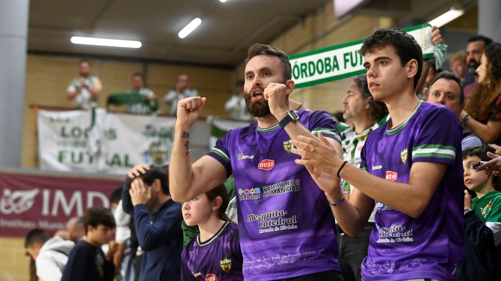 Aficionados del Córdoba Futsal celebran un gol de su equipo ante el Barça.