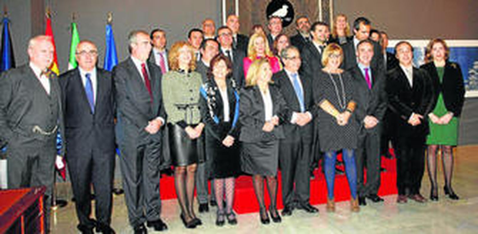 La rectora de la Universidad de Málaga con su nuevo equipo de gobierno, ayer, tras el acto oficial en el que tomaron posesión de sus cargos.