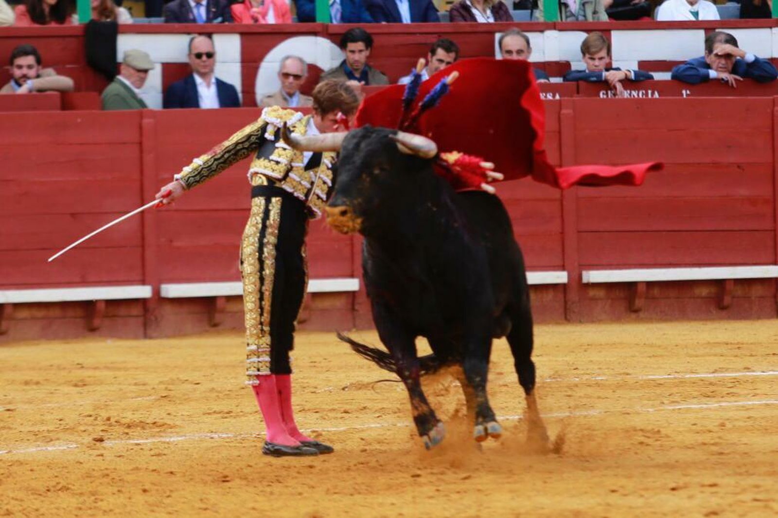 El Juli hace un pase de pecho a uno de los toros de su lote.