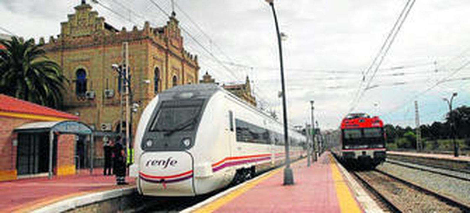 Trenes de Renfe en la estación de Huelva, pendientes de partir. A la izquierda, el Alvia que presta servicio a Madrid.