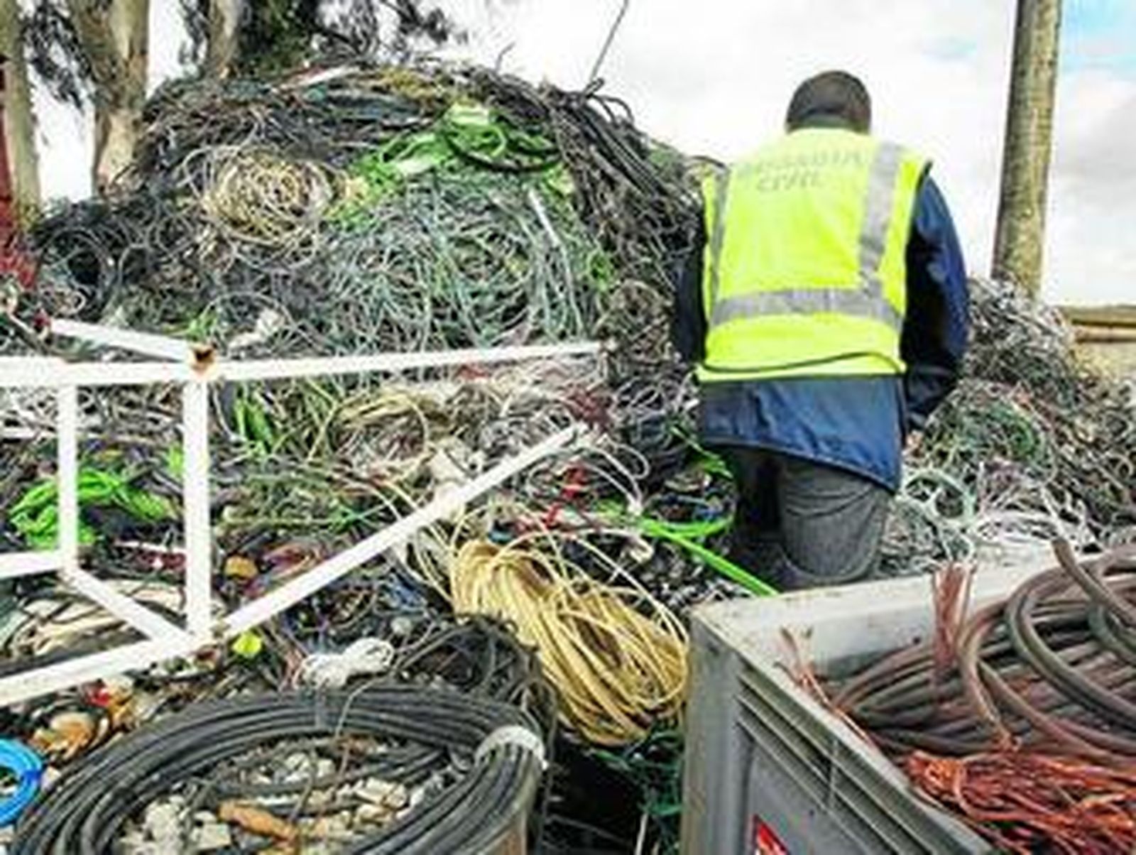 Un agente del Grupo Cobre de Jerez, buscando posible material robado en una chatarrería de la provincia.