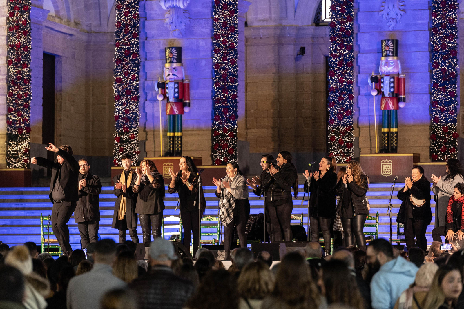 Doble sesión de zambombas navideñas en la plaza del Rey de San Fernando