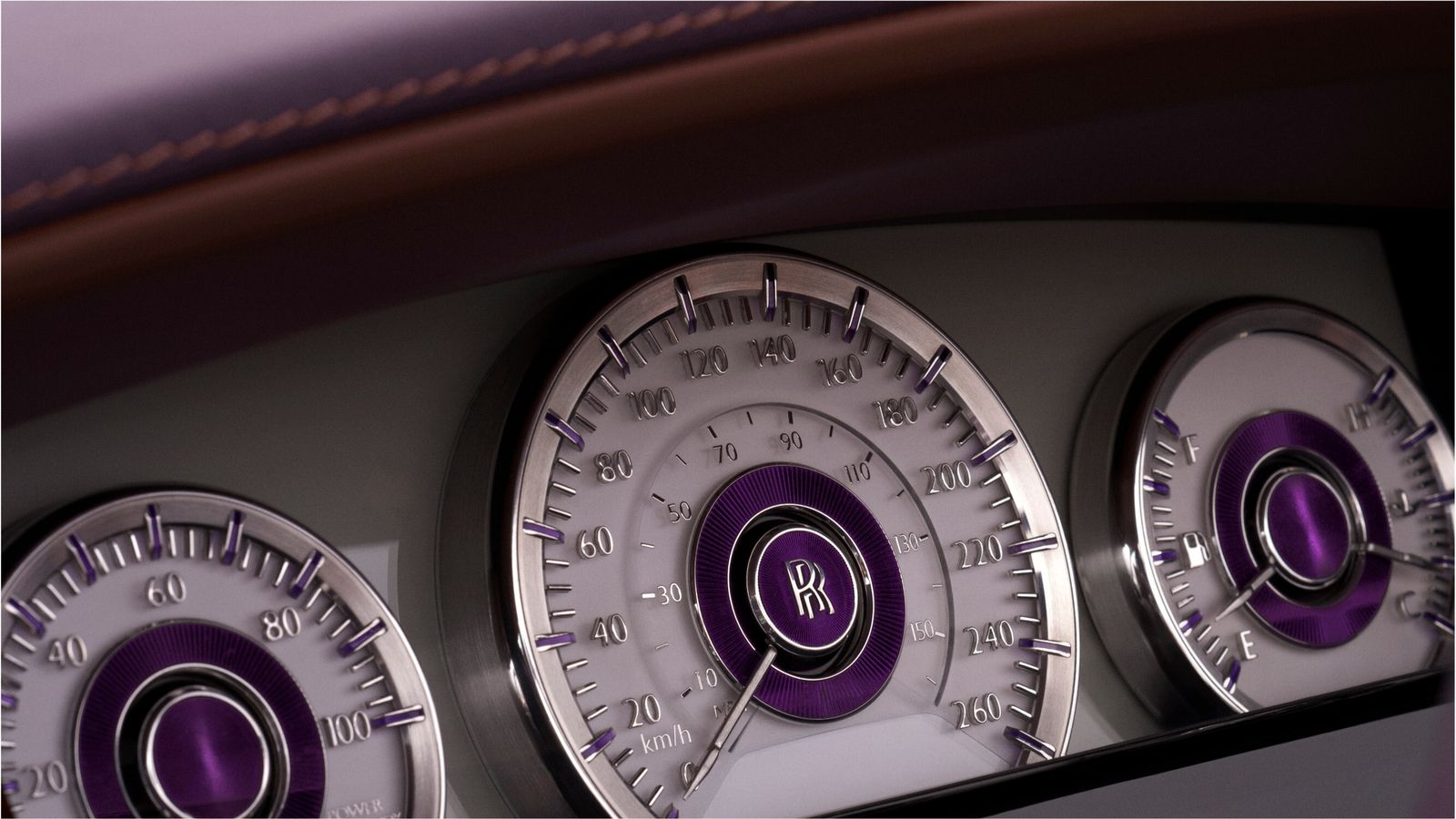 La instrumentación está adornada con gemas de amatista, como las de la base de la figura del Espíritu del Extasis.