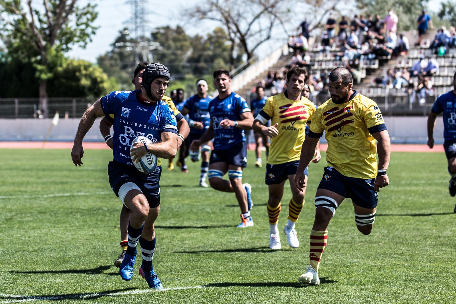 Juandre Kleyhans, autor de tres ensayos, avanza ante varios rivales de la Santboiana.