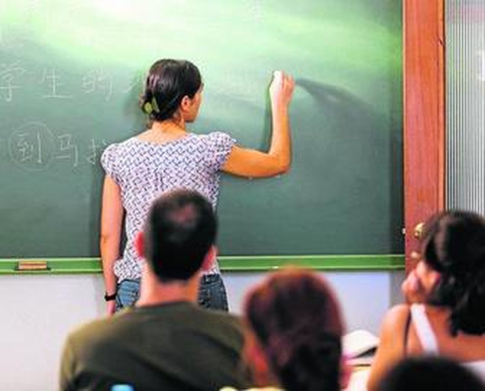 Una profesora imparte clases de chino en la Escuela Oficial de Idiomas de Málaga.