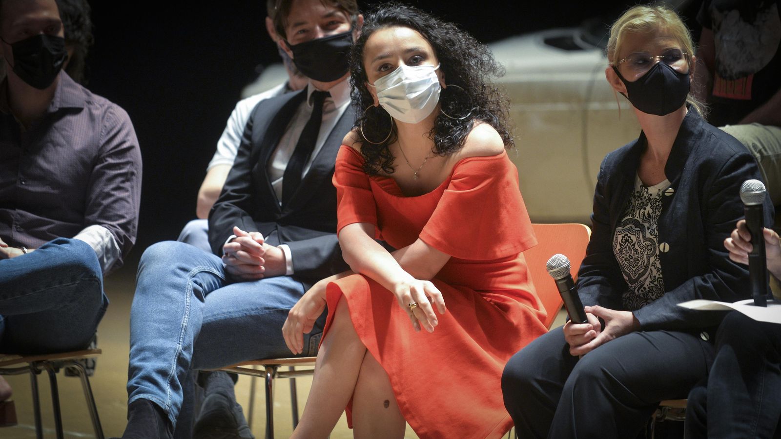 Ketevan Kemoklidze (de rojo, en el centro) flanqueada por Sébastien Guèze y la directora Anu Tali.