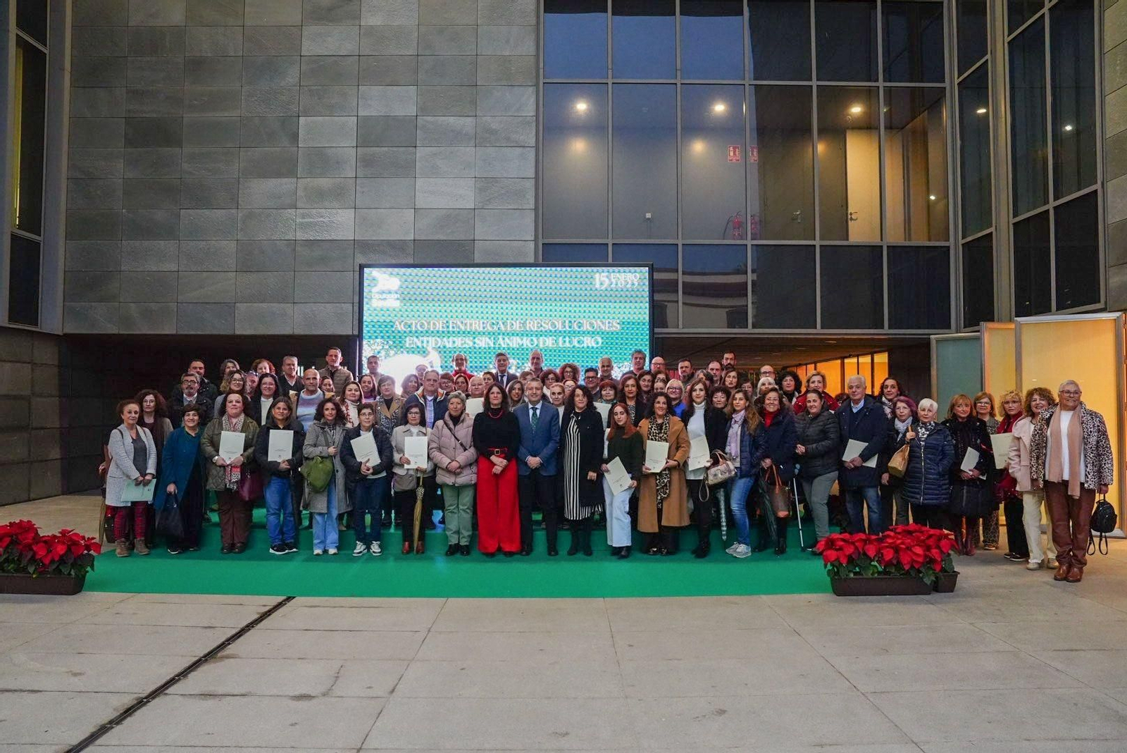 Representantes de asociaciones con el presidente de la Diputación y la diputada de Concertación tras la entrega de las ayudas.