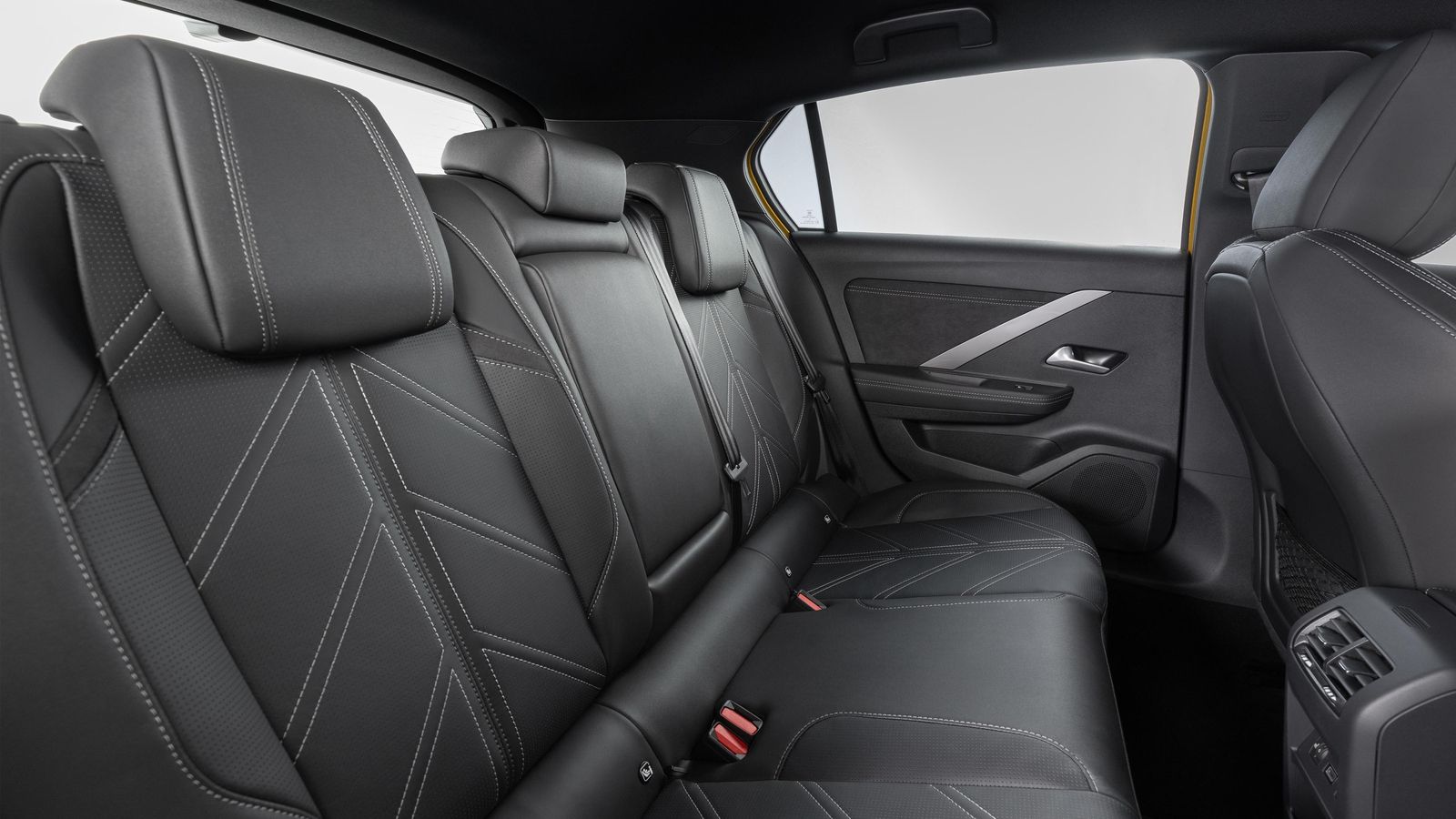 Atrás hay altura suficiente para ocupantes altos, aunque quizá no tanto espacio a lo largo como pueden necesitar. La prolongación de la consola central tiene salidas de aire, una toma USB y hasta un pequeño hueco. El túnel central es poco relevante, de 21 por 8 cm.