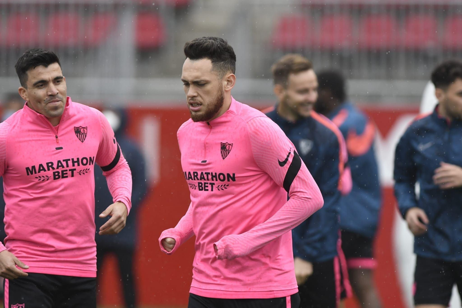 Acuña se dirige sonriente a Ocampos durante el entrenamiento previo al viaje a Elche.
