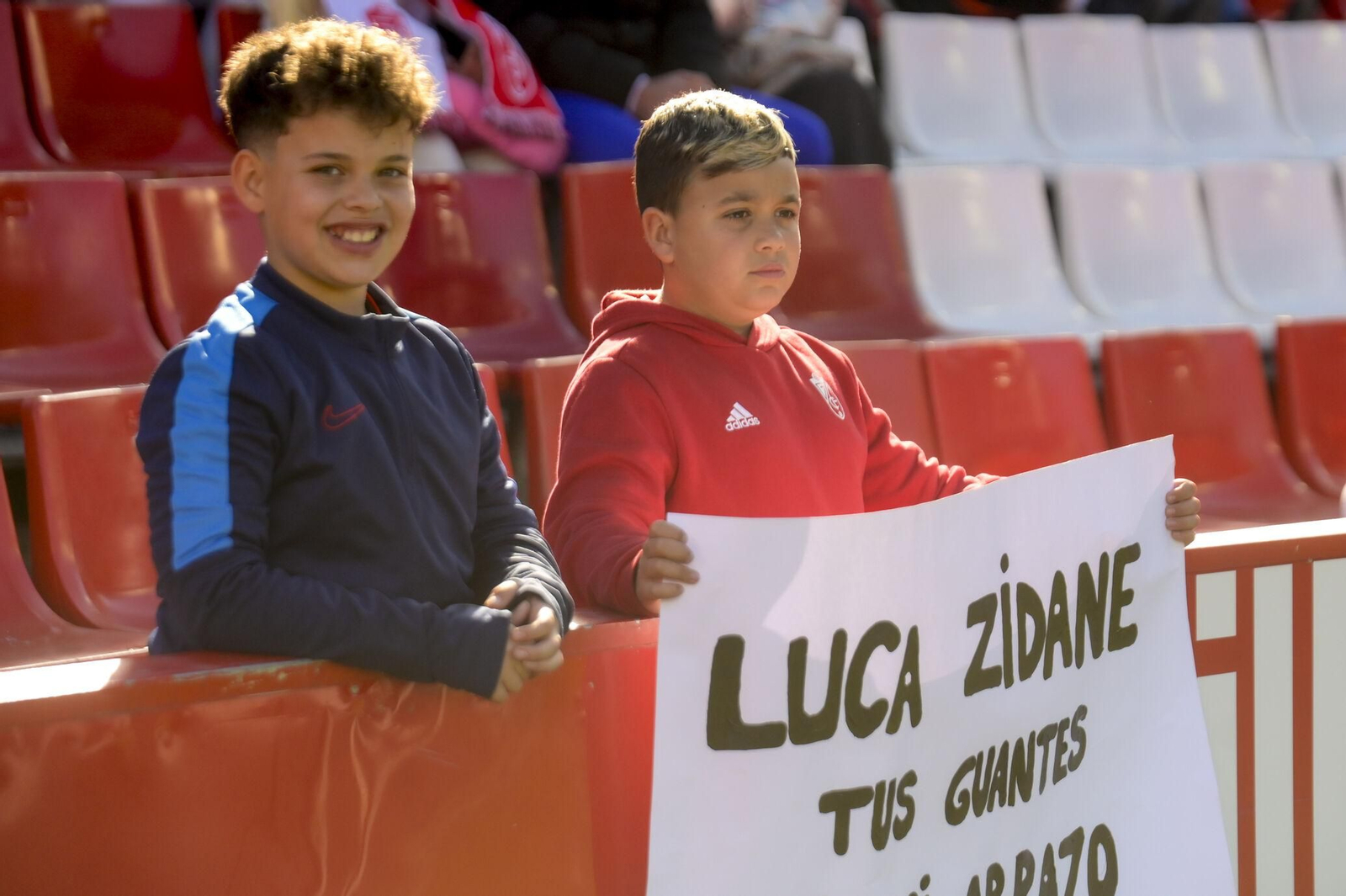 Encuéntrate en la grada y en el recibimiento al Granada CF