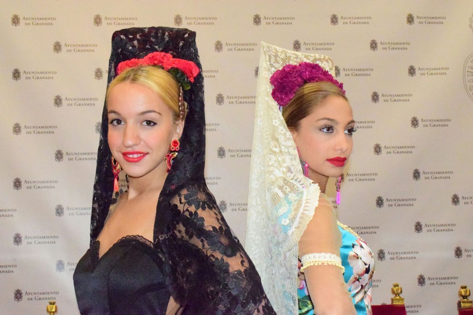 Dos modelos vestidas con trajes de flamenca de Luz Atelier posan tras la presentación en el Ayuntamiento.
