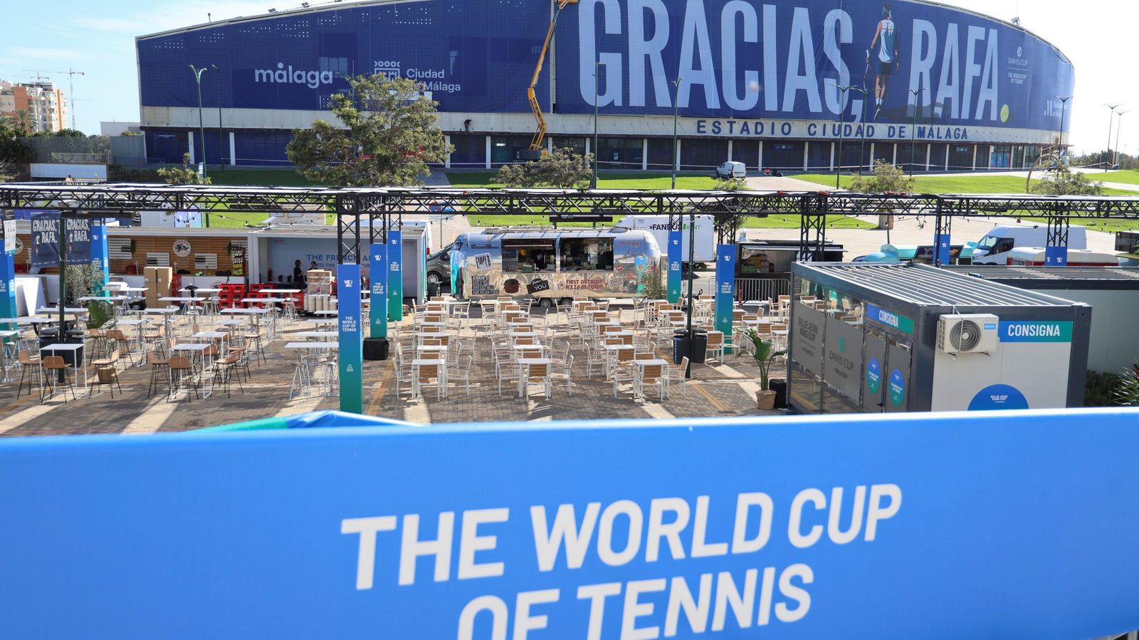 La pancarta de homenaje a Rafa Nadal en el Ciudad de Málaga, en imágenes