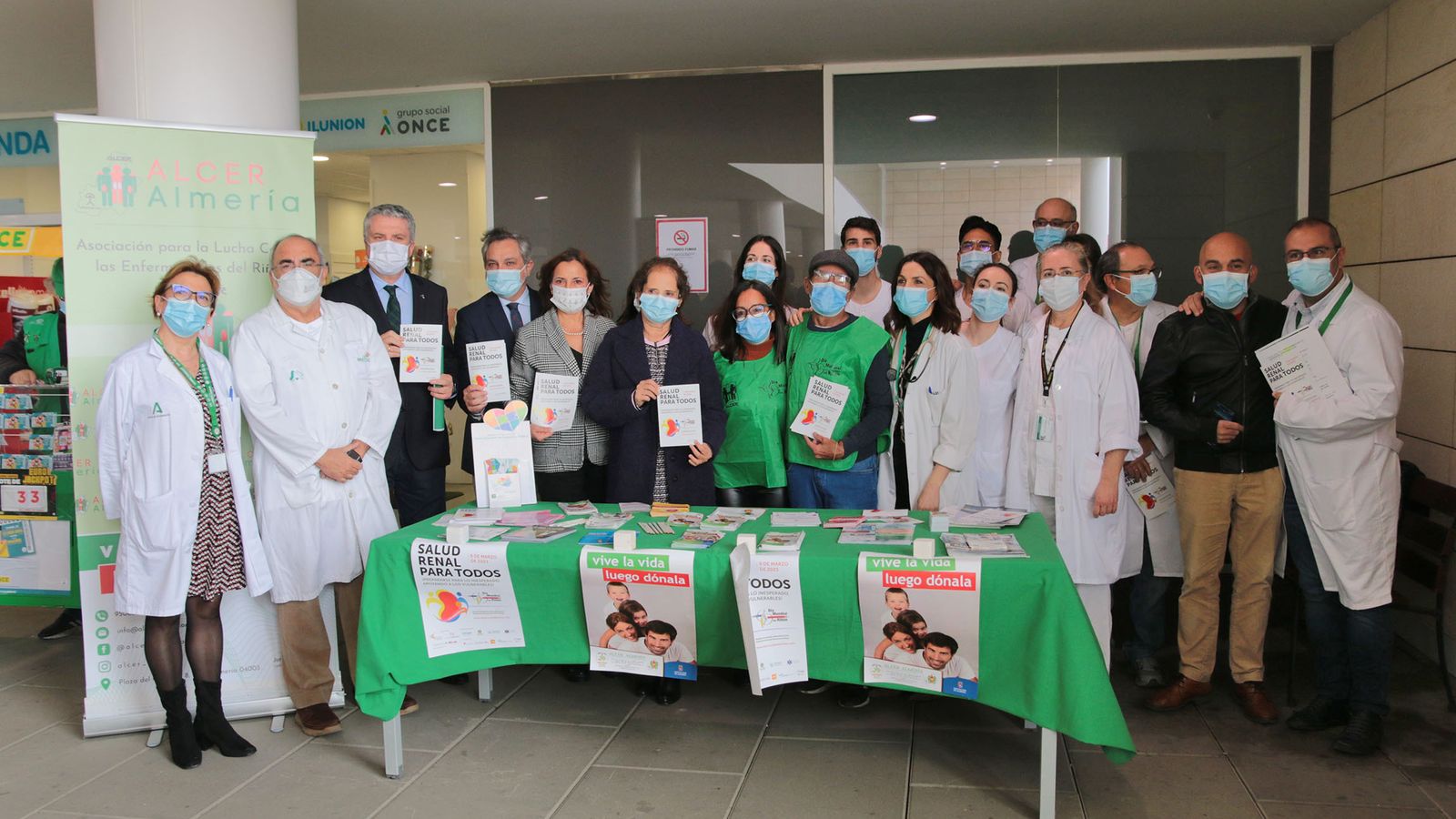 Mesa informativa colocada en la puerta principal del Hospital Universitario Torrecárdenas para conmemorar la efemérides