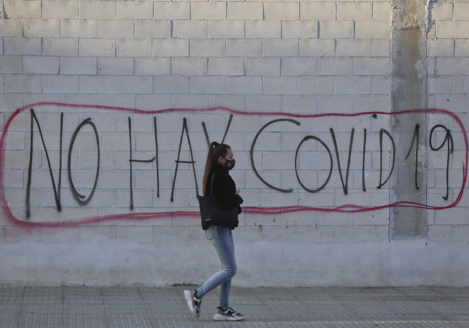 Una pintada anticovid en una calle de Málaga