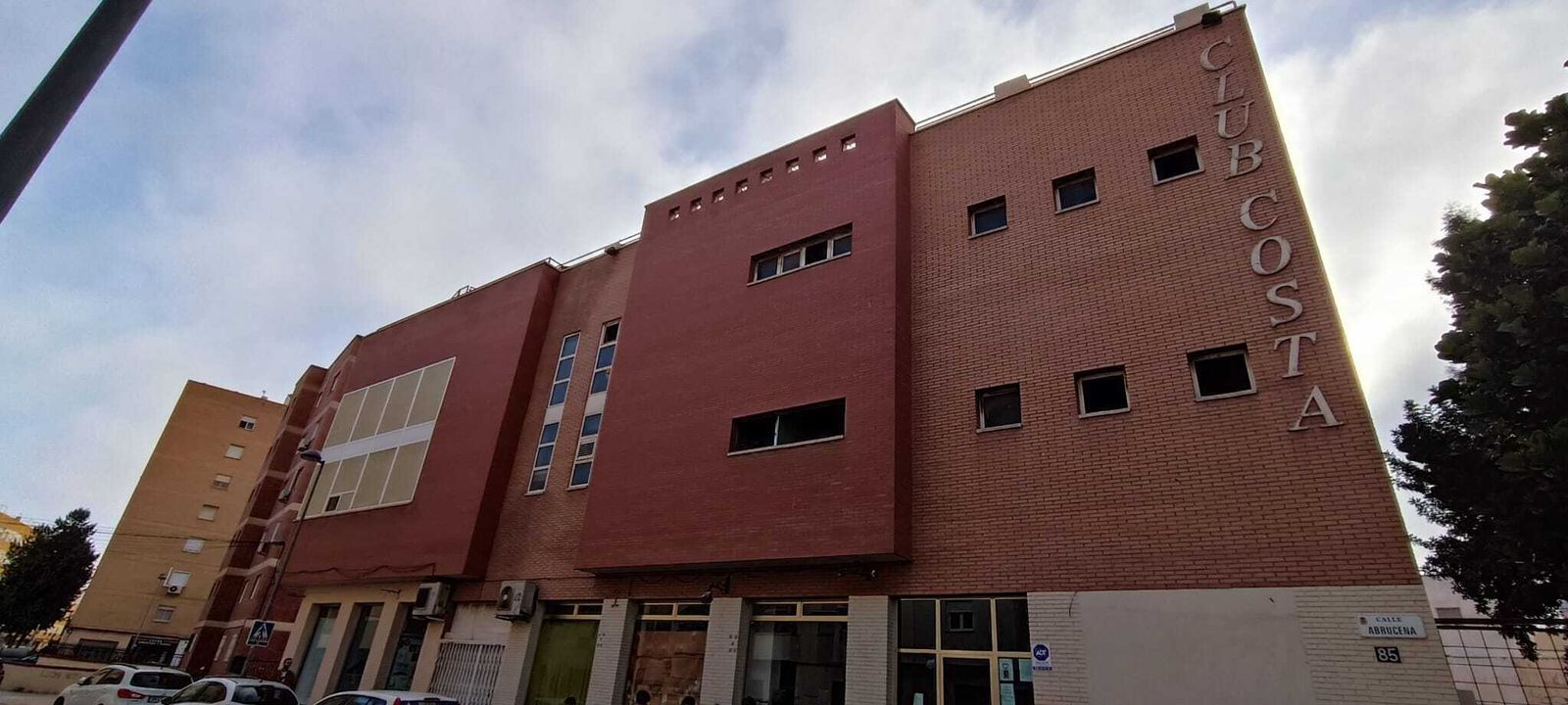 El antiguo Club Costa en la calle Abrucena.