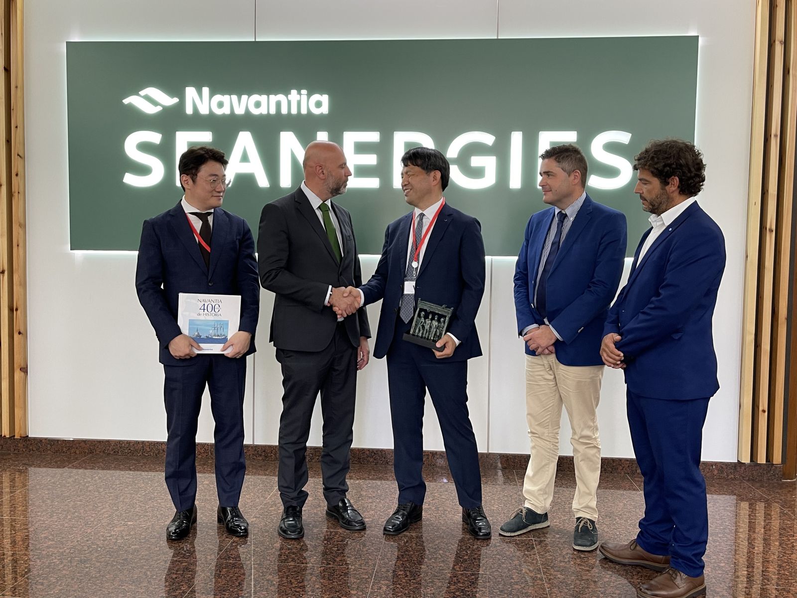 Foto de familia tras el acuerdo.