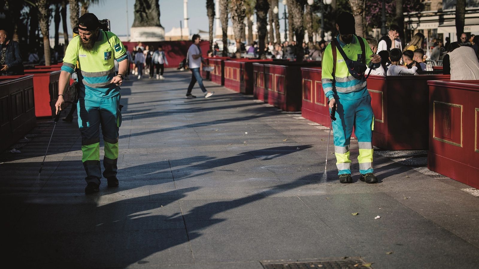 Operarios de la limpieza de Cádiz, aplicando un tratamiento 'anticera' en la carrera oficial.
