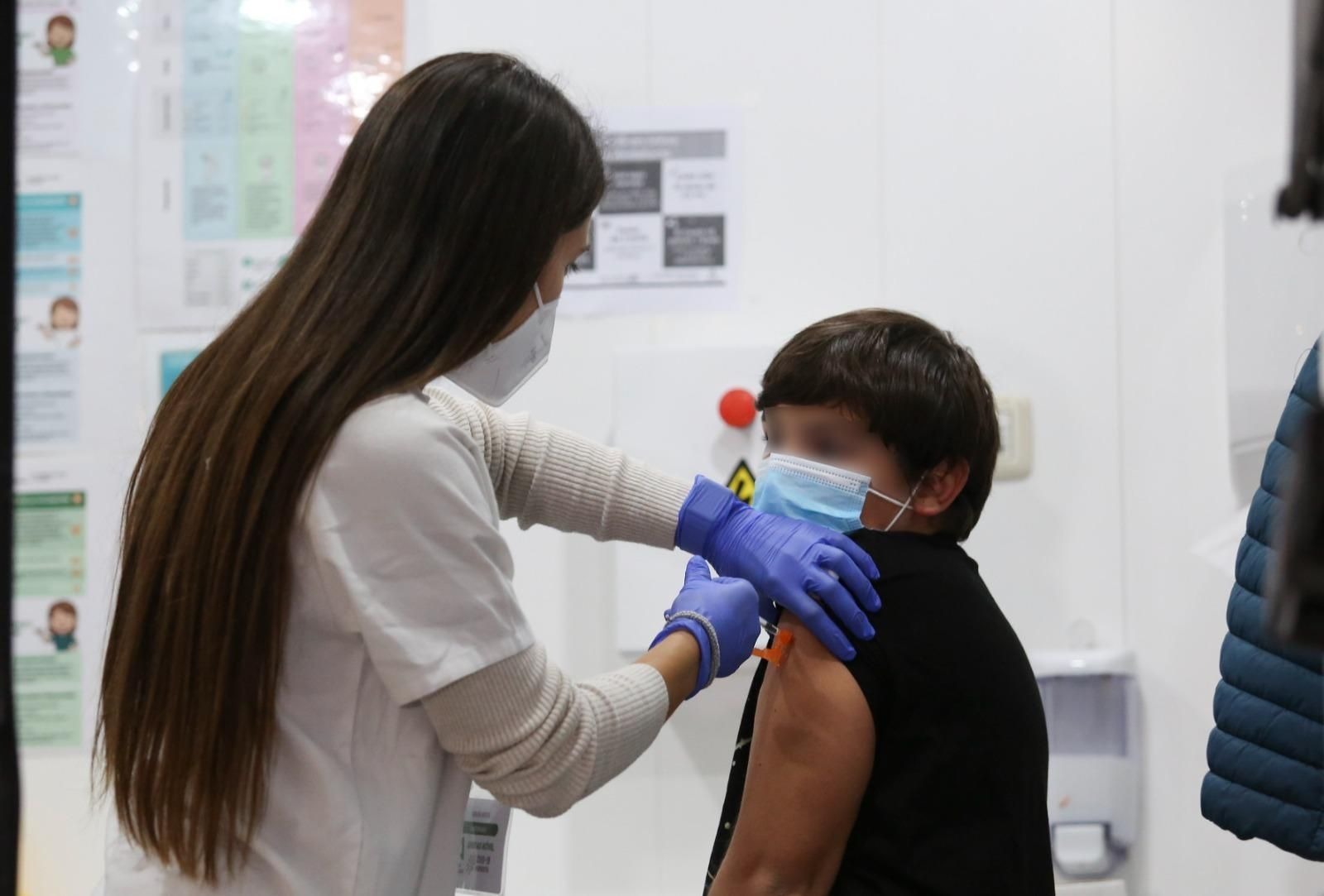 Un niño se pone la vacuna contra el Covid.