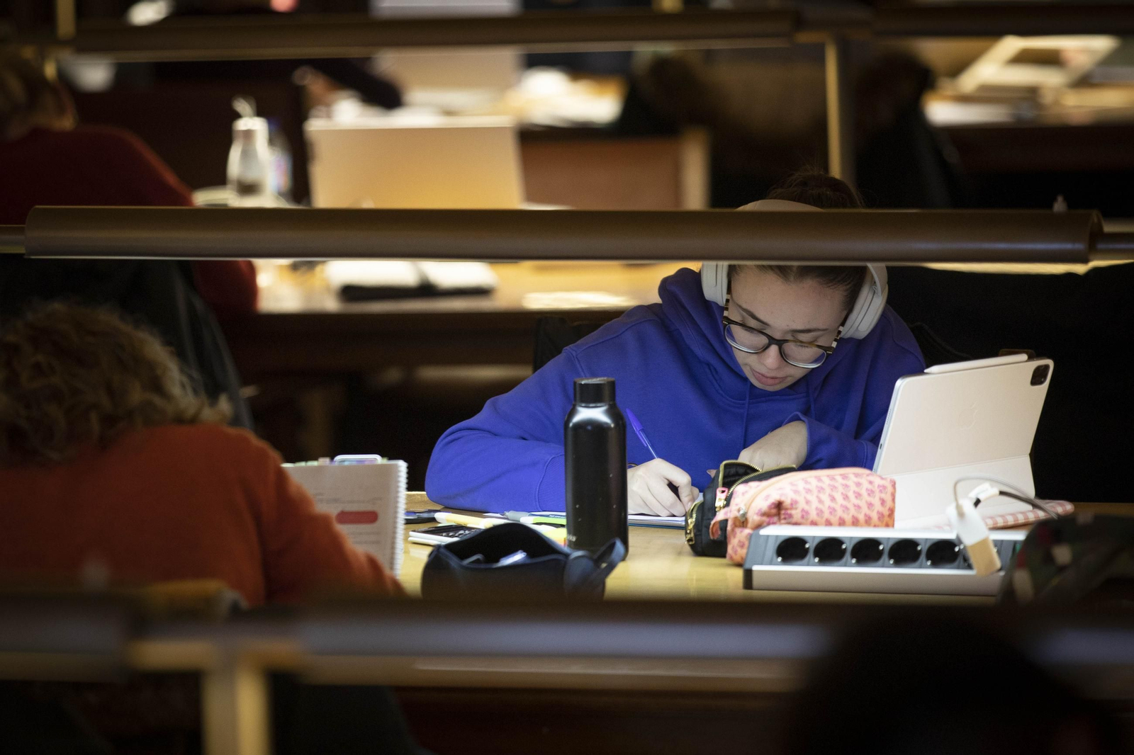 Estudiante en una sala de estudio de la UGR.