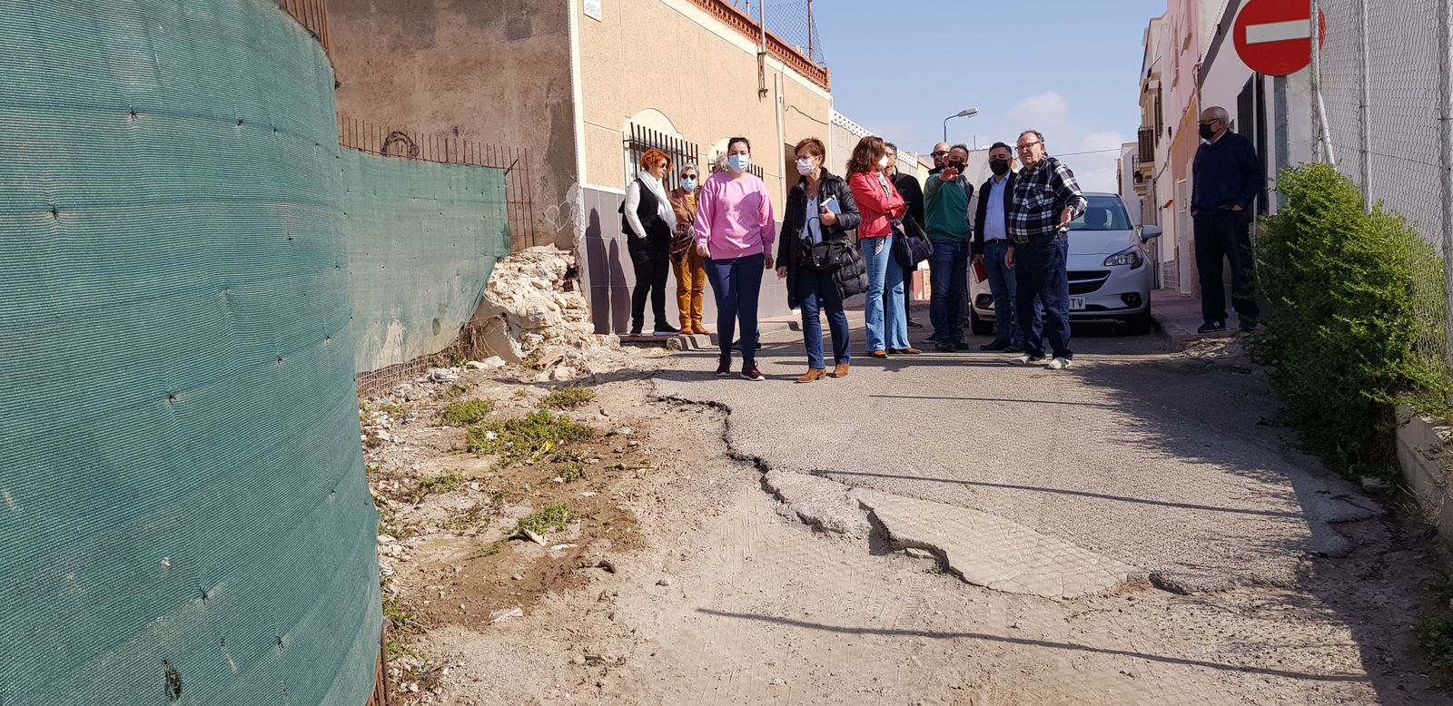 Los representantes del PSOE y vecinos en la calle Aparejo de El Alquián